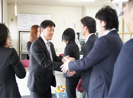 握手で元気を共有!