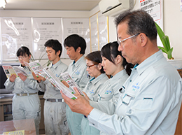 社長(手前)も朝礼に参加します