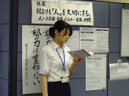 当番のスピーチによって朝礼がスタート!