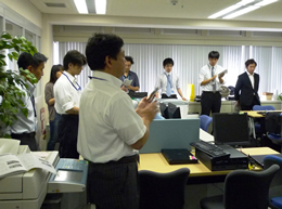 発表者に、社員の皆さんから拍手!